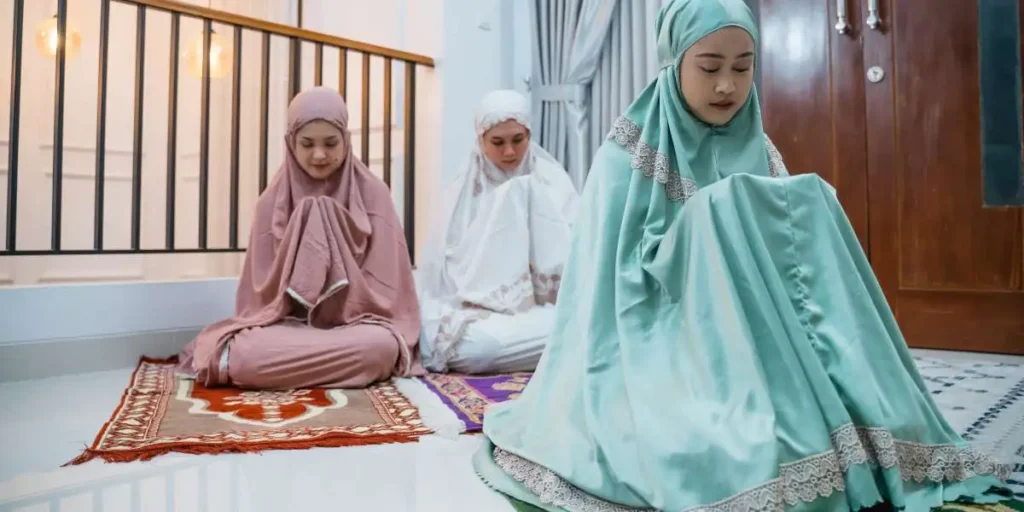 mulher muçulmana rezando para deus
